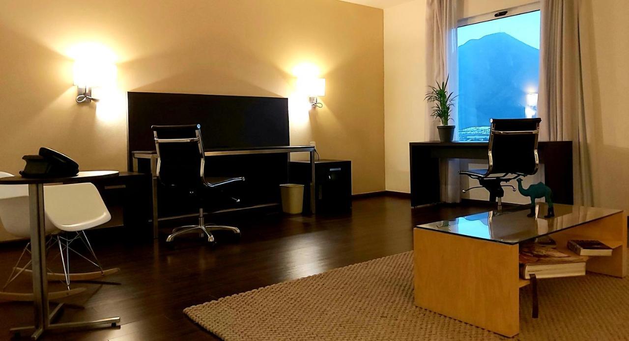 Fiesta Inn Леон Экстерьер фото