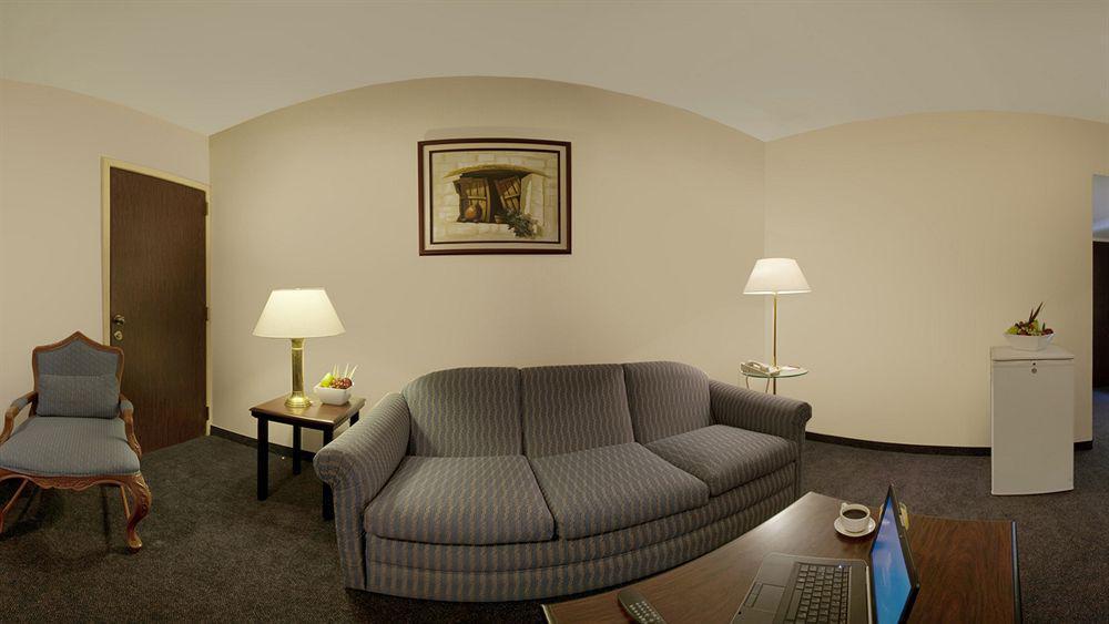 Fiesta Inn Леон Экстерьер фото